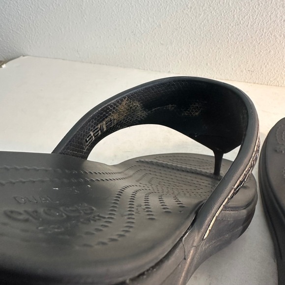 Crocs Monterey Metallic Wedge Toe Post Sandals Size 10 Silver Black Flip Flops - Picture 11 of 11